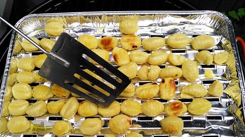 Gnocchi auf der Aluschale grillen - Foto: LECKER.de