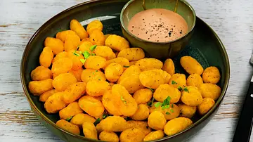Knusprige Gnocchi aus der Heißluftfritteuse mit Dip - Foto: LECKER @ Bauer Media Group / Yannick Fuchs Knusprige Gnocchi aus der Heißluftfritteuse mit Dip - Foto: LECKER @ Bauer Media Group / Yannick Fuchs