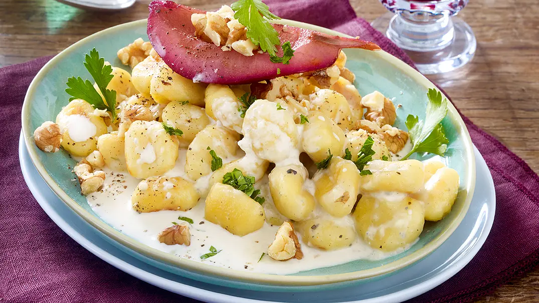 Gnocchi in Gorgonzolasoße mit Rotweinbirnen Rezept - Foto: LECKER @ Bauer Media Group Gnocchi in Gorgonzolasoße mit Rotweinbirnen Rezept - Foto: LECKER @ Bauer Media Group
