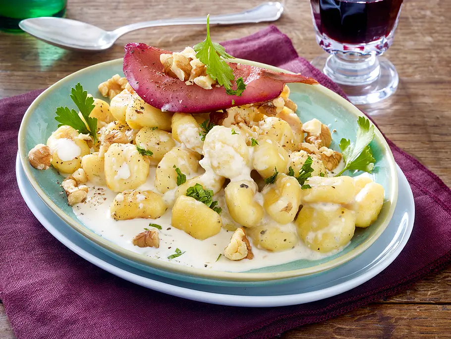 Gnocchi in Gorgonzolasoße mit Rotweinbirnen Rezept Gnocchi in Gorgonzolasoße mit Rotweinbirnen Rezept