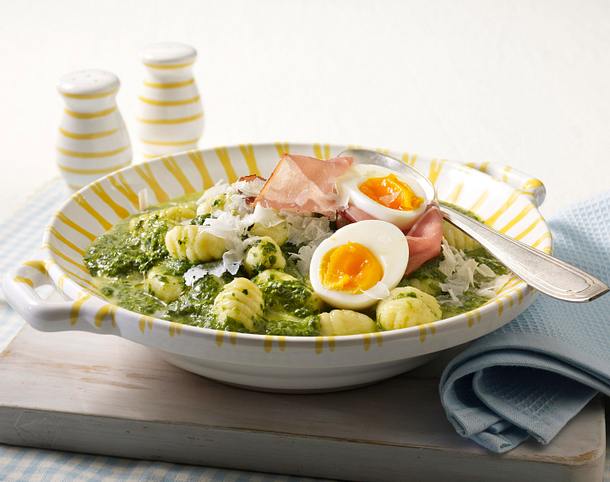 Gnocchi in Rahmspinatsoße mit wachsweichem Ei Rezept