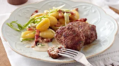 Gnocchi in Speck-Sahnesoße zu Frikadellen Rezept - Foto: LECKER @ Bauer Media Group