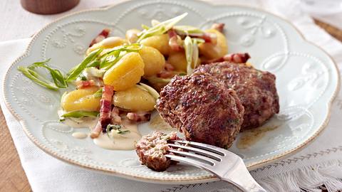 Gnocchi in Speck-Sahnesoße zu Frikadellen Rezept - Foto: House of Food / Bauer Food Experts KG