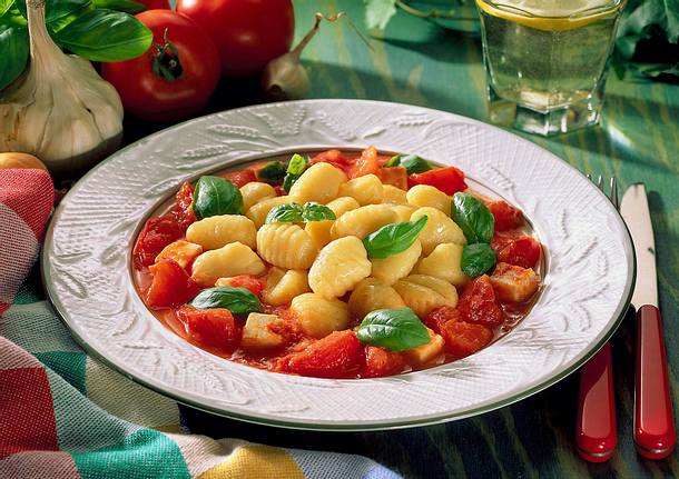 Gnocchi in Tomaten- Schafskäse-Soße mit Basilikum Rezept | LECKER