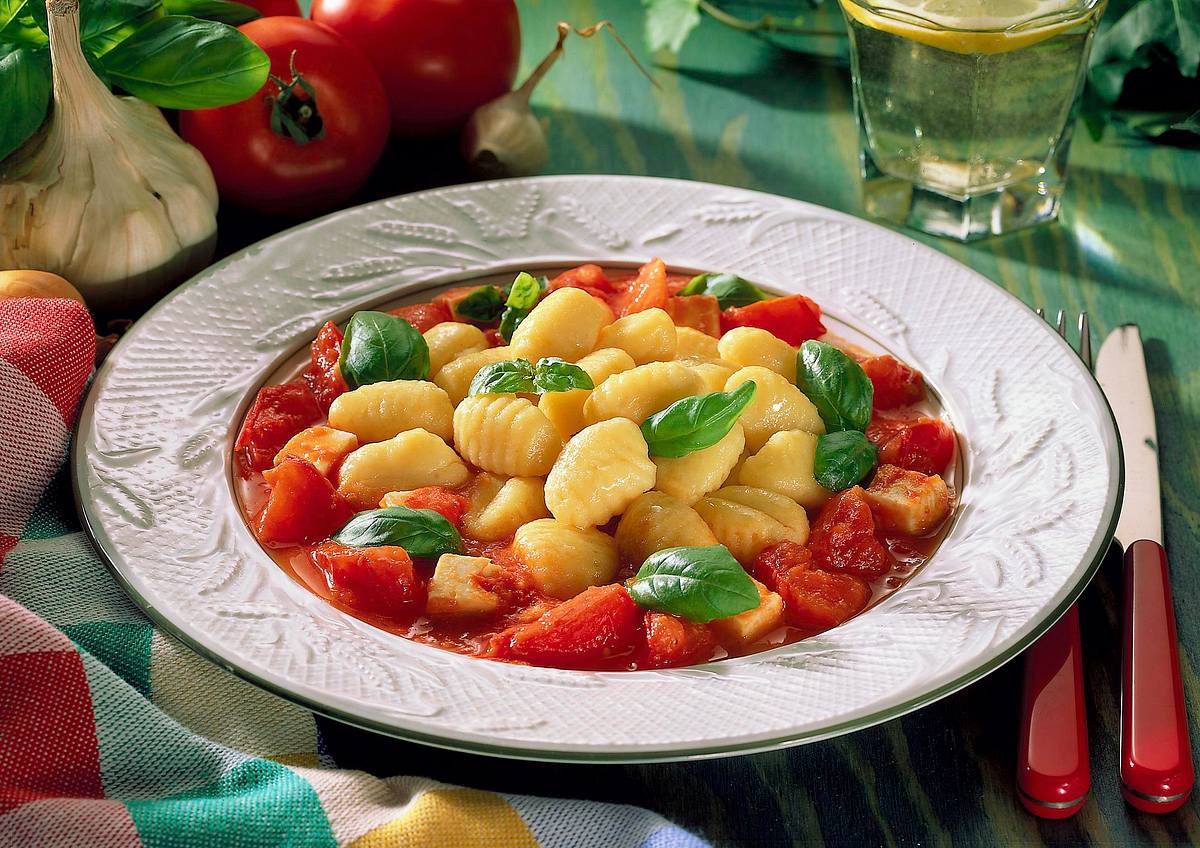 Gnocchi in Tomaten- Schafskäse-Soße mit Basilikum Rezept