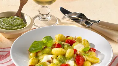 Gnocchi mit geschmolzenen Tomaten und Mozzarella Rezept - Foto: LECKER @ Bauer Media Group