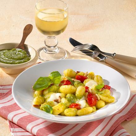 Gnocchi mit geschmolzenen Tomaten und Mozzarella Rezept Gnocchi mit geschmolzenen Tomaten und Mozzarella Rezept
