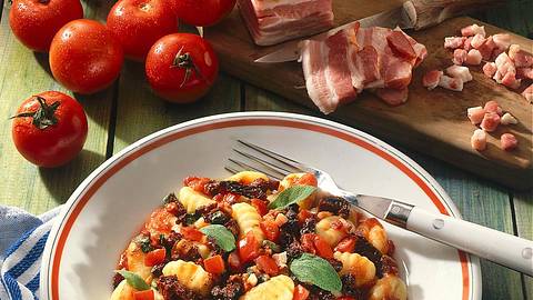 Gnocchi mit getrockneten Tomaten und Salbei-Speck-Soße Rezept - Foto: Neckermann