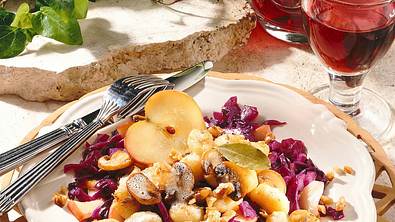 Gnocchi mit Pilz-Walnussbutter und Apfel-Rotkohl Rezept - Foto: LECKER @ Bauer Media Group