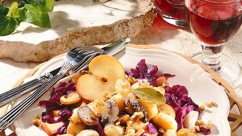 Gnocchi mit Pilz-Walnussbutter und Apfel-Rotkohl Rezept - Foto: House of Food / Bauer Food Experts KG