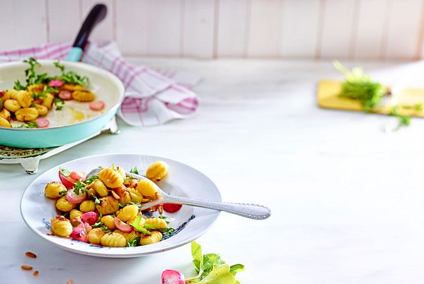 Flugs-aus-der-Pfanne-Gnocchi mit Radieschen Rezept Flugs-aus-der-Pfanne-Gnocchi mit Radieschen Rezept