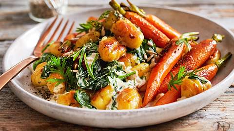 Gnocchi mit Spinatcreme und jungen Möhren Rezept - Foto: House of Food / Bauer Food Experts KG