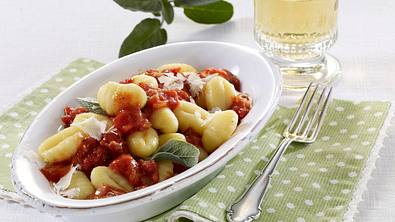 Gnocchi mit stückiger Tomatensoße und Parmesan Rezept - Foto: LECKER @ Bauer Media Group