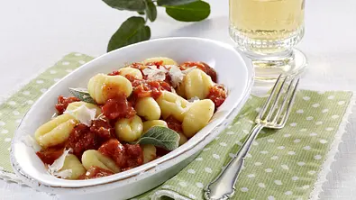 Gnocchi mit stückiger Tomatensoße und Parmesan Rezept - Foto: LECKER @ Bauer Media Group