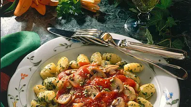 Gnocchi mit Tomaten-Champignon-Soße Rezept - Foto: LECKER @ Bauer Media Group
