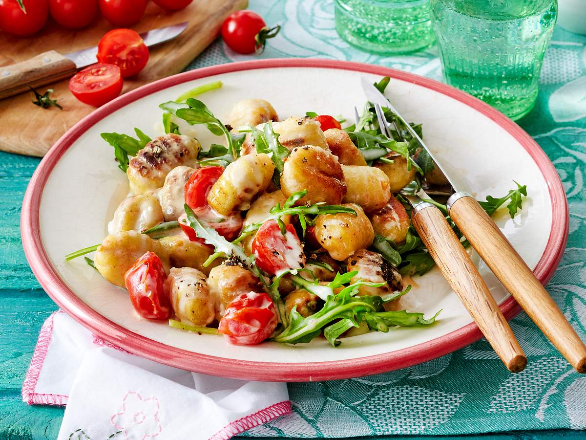 Gnocchi mit Tomaten-Käsesoße und Rucola Rezept