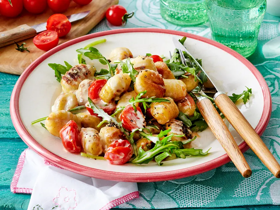 Gnocchi mit Tomaten-Käsesoße und Rucola Rezept Gnocchi mit Tomaten-Käsesoße und Rucola Rezept