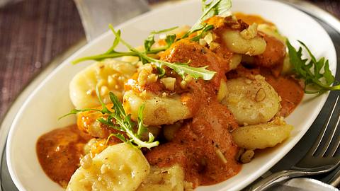 Gnocchi mit Tomaten-Orangen-Sahne und Walnüssen Rezept - Foto: House of Food / Bauer Food Experts KG