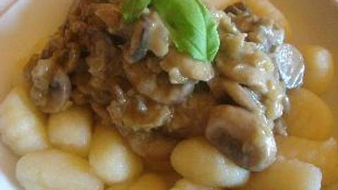 Gnocchi mit würziger Pilz- / Champignon- sauce (vegetarisch & vegan) Rezept - Foto: House of Food / Bauer Food Experts KG