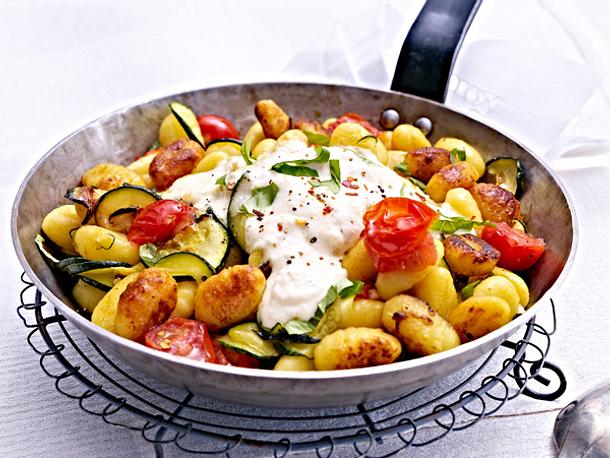 Gnocchi-Pfanne mit Feta-Cracker-Dip Rezept Gnocchi-Pfanne mit Feta-Cracker-Dip Rezept