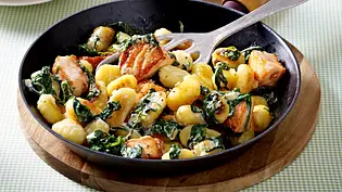 Gnocchi-Pfanne mit Lachswürfeln, Spinat und Zitronensoße Rezept - Foto: LECKER @ Bauer Media Group