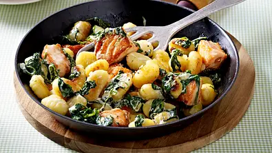 Gnocchi-Pfanne mit Lachswürfeln, Spinat und Zitronensoße Rezept - Foto: LECKER @ Bauer Media Group