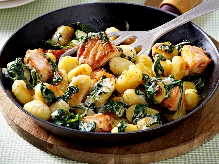 Gnocchi-Pfanne mit Lachswürfeln, Spinat und Zitronensoße Rezept