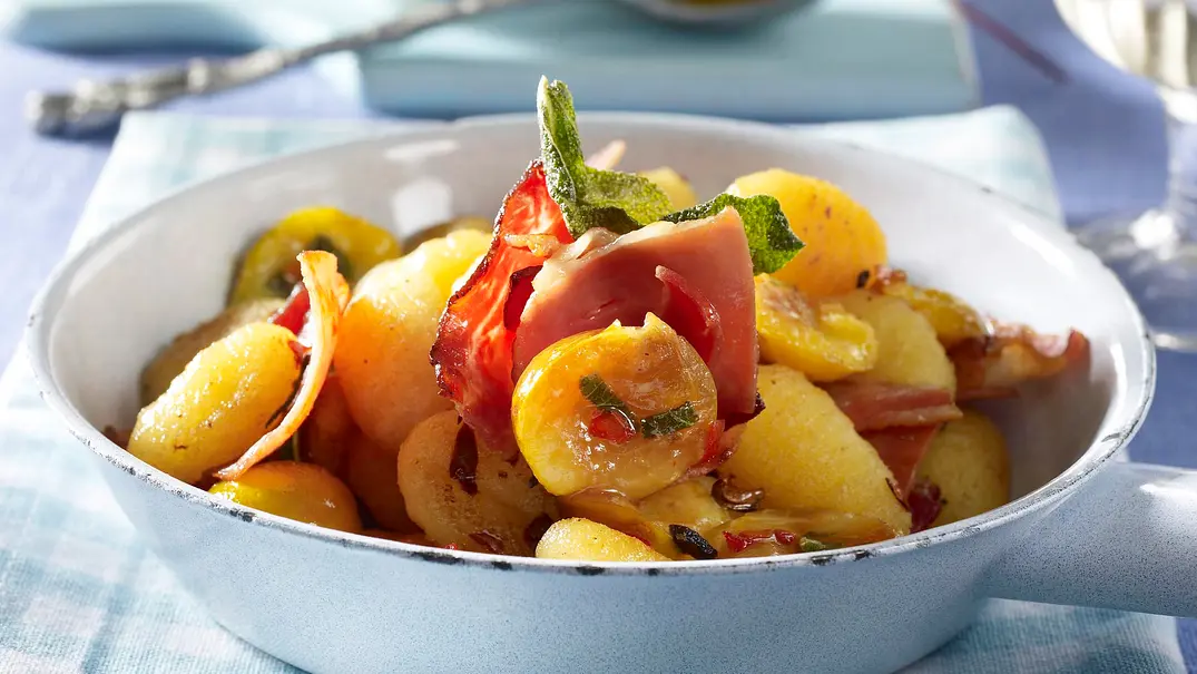 Gnocchi-Pfanne mit Mirabellen und Tiroler Speck Rezept - Foto: LECKER @ Bauer Media Group Gnocchi-Pfanne mit Mirabellen und Tiroler Speck Rezept - Foto: LECKER @ Bauer Media Group