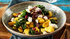 Gnocchi-Rote-Bete-Pfanne mit Grünkohl Rezept - Foto: LECKER @ Bauer Media Group Gnocchi-Rote-Bete-Pfanne mit Grünkohl Rezept - Foto: LECKER @ Bauer Media Group