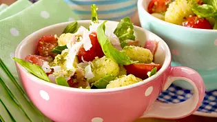 Gnocchi-Salat mit Pesto Rezept - Foto: LECKER @ Bauer Media Group Gnocchi-Salat mit Pesto Rezept - Foto: LECKER @ Bauer Media Group