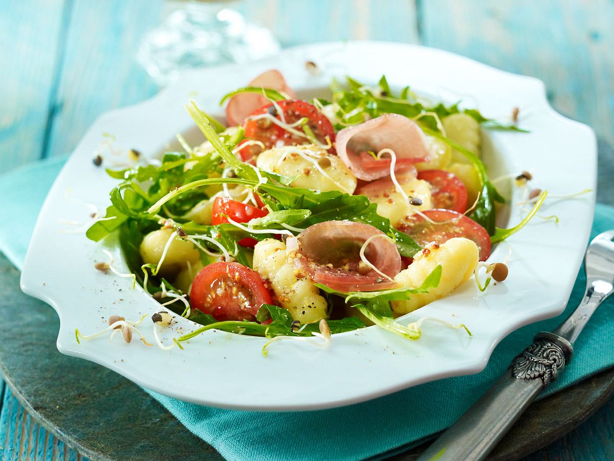 Gnocchi-Salat mit Rauke, Tomaten und Lachsschinken in Senfvinaigrette Rezept