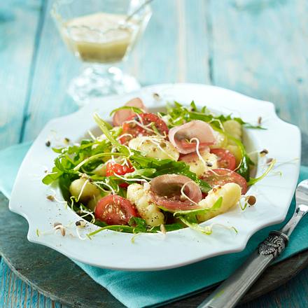 Gnocchi-Salat mit Rauke, Tomaten und Lachsschinken in Senfvinaigrette Rezept Gnocchi-Salat mit Rauke, Tomaten und Lachsschinken in Senfvinaigrette Rezept