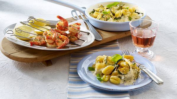 Gnocchi-Zucchini-Pfännchen mit scharfen Garnelenspießen Rezept - Foto: House of Food / Bauer Food Experts KG