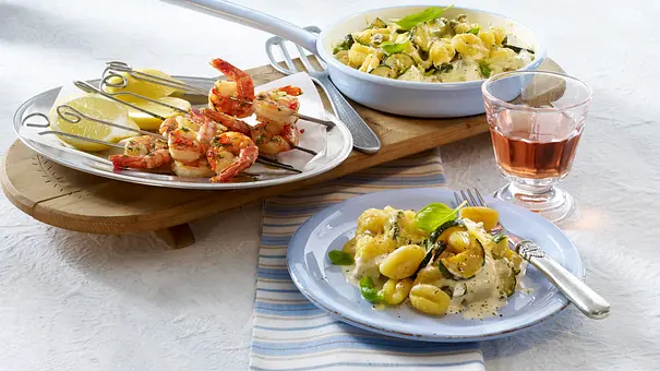 Gnocchi-Zucchini-Pfännchen mit scharfen Garnelenspießen Rezept - Foto: LECKER @ Bauer Media Group