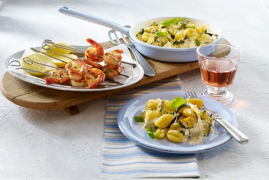 Gnocchi-Zucchini-Pfännchen mit scharfen Garnelenspießen Rezept Gnocchi-Zucchini-Pfännchen mit scharfen Garnelenspießen Rezept