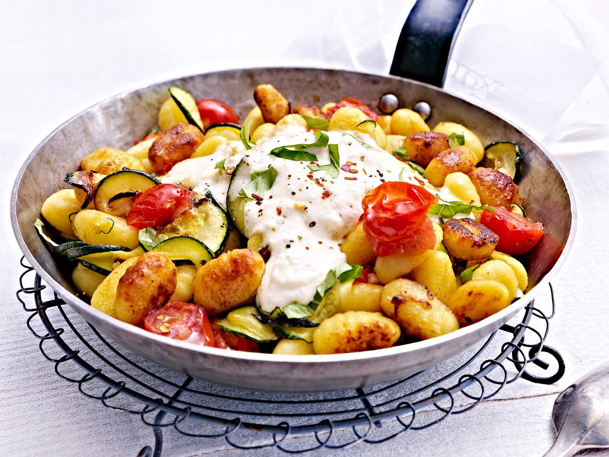 Gnocchi-Zucchini-Pfanne mit Feta-Cracker-Haube Rezept