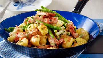 Gnocchipfanne mit Kasseler und grünen Bohnen Rezept - Foto: LECKER @ Bauer Media Group Gnocchipfanne mit Kasseler und grünen Bohnen Rezept - Foto: LECKER @ Bauer Media Group