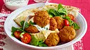Eine Schale mit Falafeln, Salat, Minzjoghurt und Fladenbrot - Foto: LECKER @ Bauer Media Group Eine Schale mit Falafeln, Salat, Minzjoghurt und Fladenbrot - Foto: LECKER @ Bauer Media Group