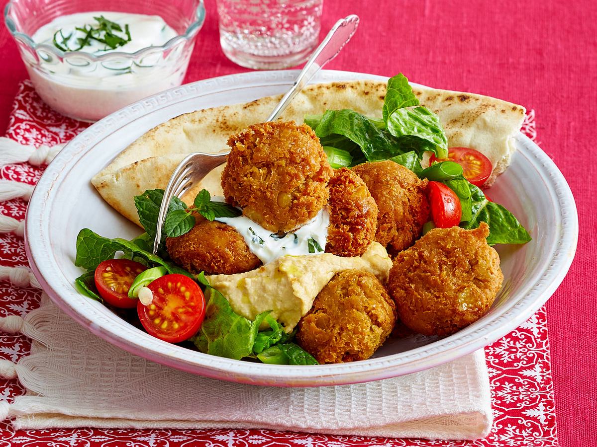 Goldbraune Falafel mit Salat und Minzjoghurt