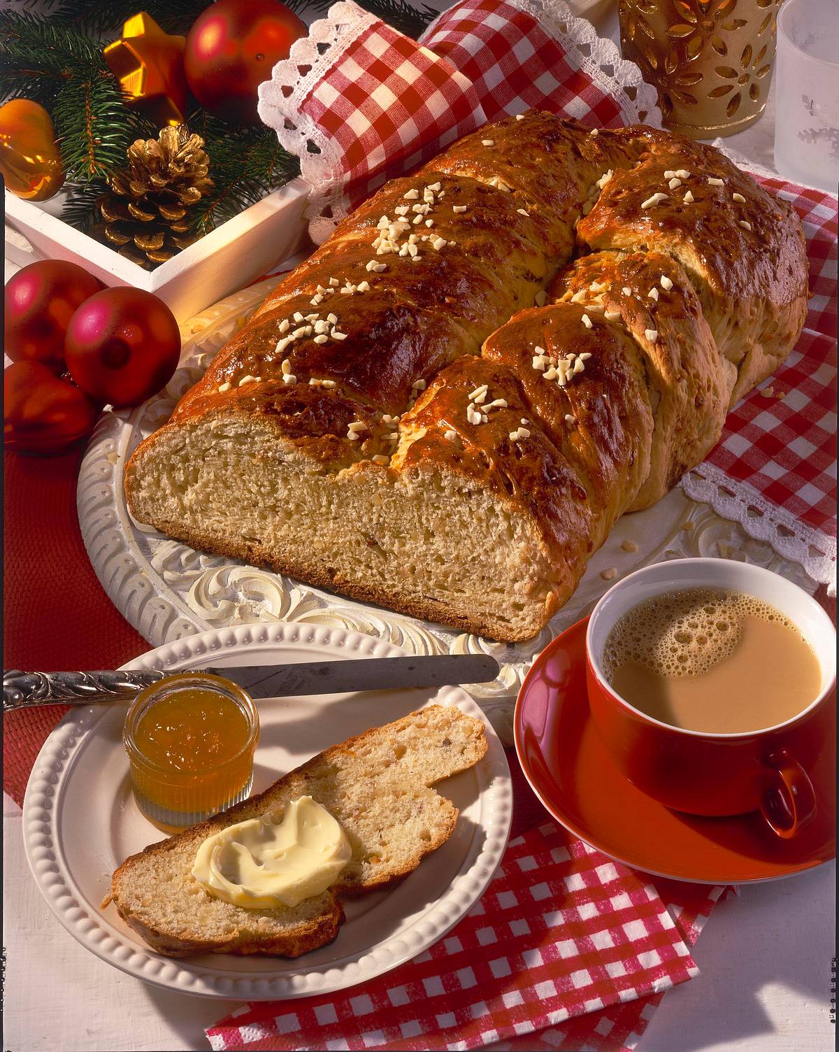 Goldbrauner Mandel-Striezel Rezept