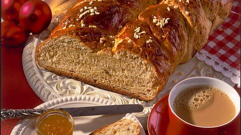 Goldbrauner Mandel-Striezel Rezept - Foto: House of Food / Bauer Food Experts KG