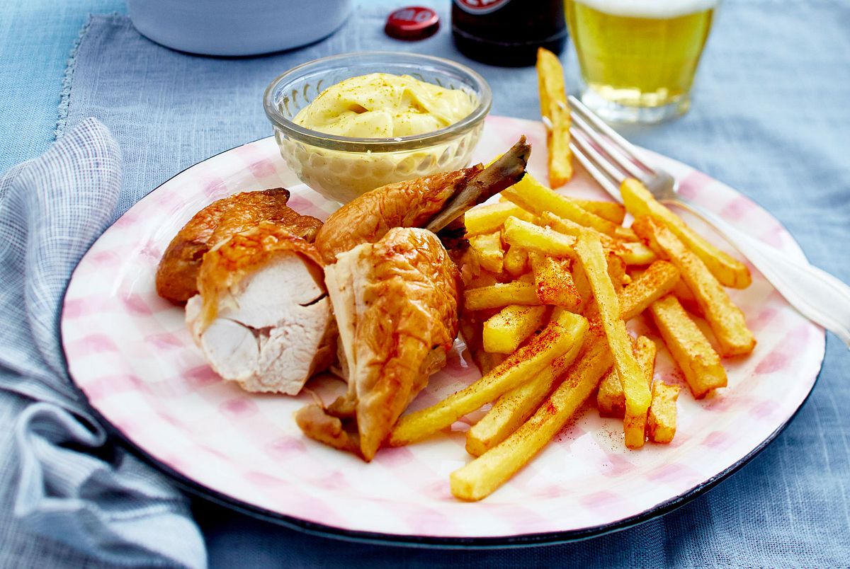 Goldbroiler mit Rotkohl-Coleslaw, Pommes und Currymayonnaise Rezept