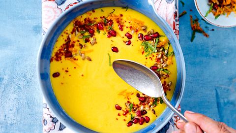 Goldene Kokossuppe mit Granatapfel Rezept - Foto: House of Food / Bauer Food Experts KG