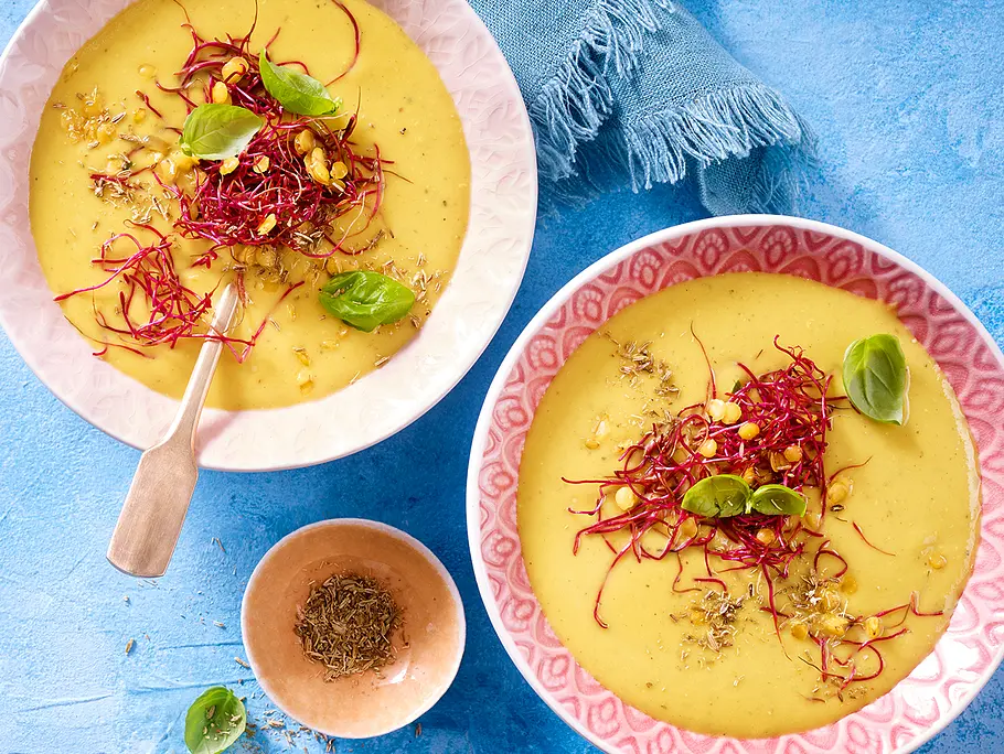 Goldene Linsensuppe mit Rote-Bete-Sprossen Rezept Goldene Linsensuppe Rezept