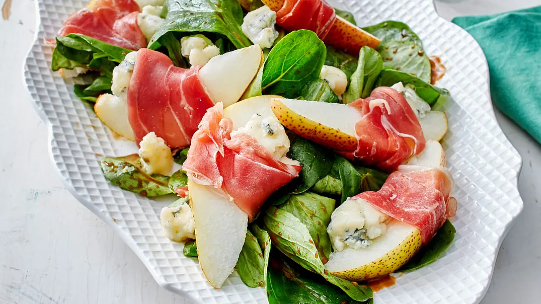 Gorgonzola-Serrano-Birnen auf Feldsalat Rezept - Foto: LECKER @ Bauer Media Group