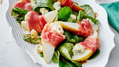 Gorgonzola-Serrano-Birnen auf Feldsalat Rezept - Foto: LECKER @ Bauer Media Group