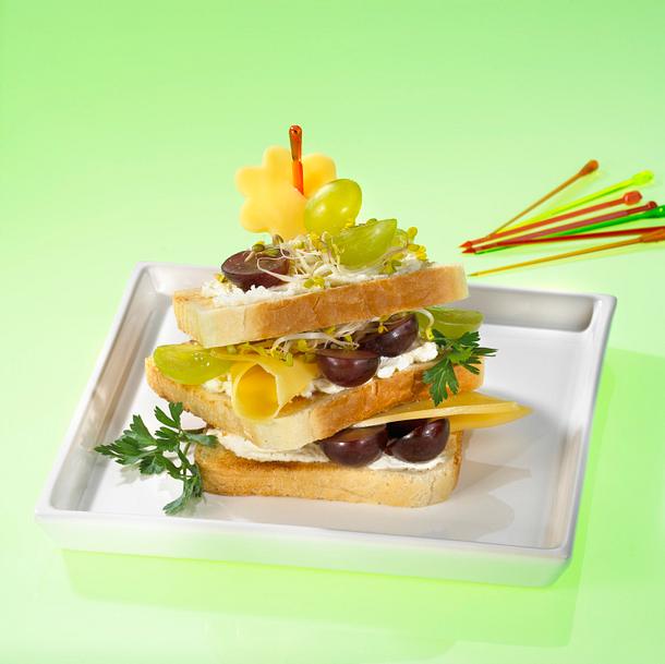 Gouda-Weizentoastbrot mit Trauben und Sprossen Rezept Gouda-Weizentoastbrot mit Trauben und Sprossen Rezept