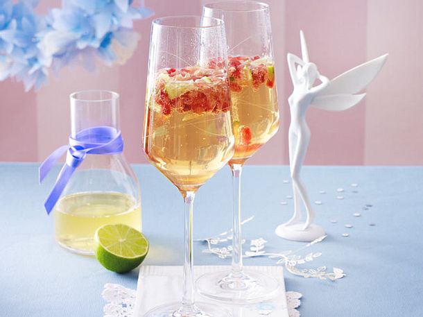 Granatapfel-Prosecco-Cocktail mit Holunderblütensirup und Limettensaft Rezept Granatapfel-Prosecco-Cocktail mit Holunderblütensirup und Limettensaft Rezept