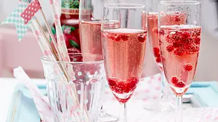 Granatapfel-Icetea-Sekt Rezept - Foto: LECKER @ Bauer Media Group Granatapfel-Icetea-Sekt Rezept - Foto: LECKER @ Bauer Media Group