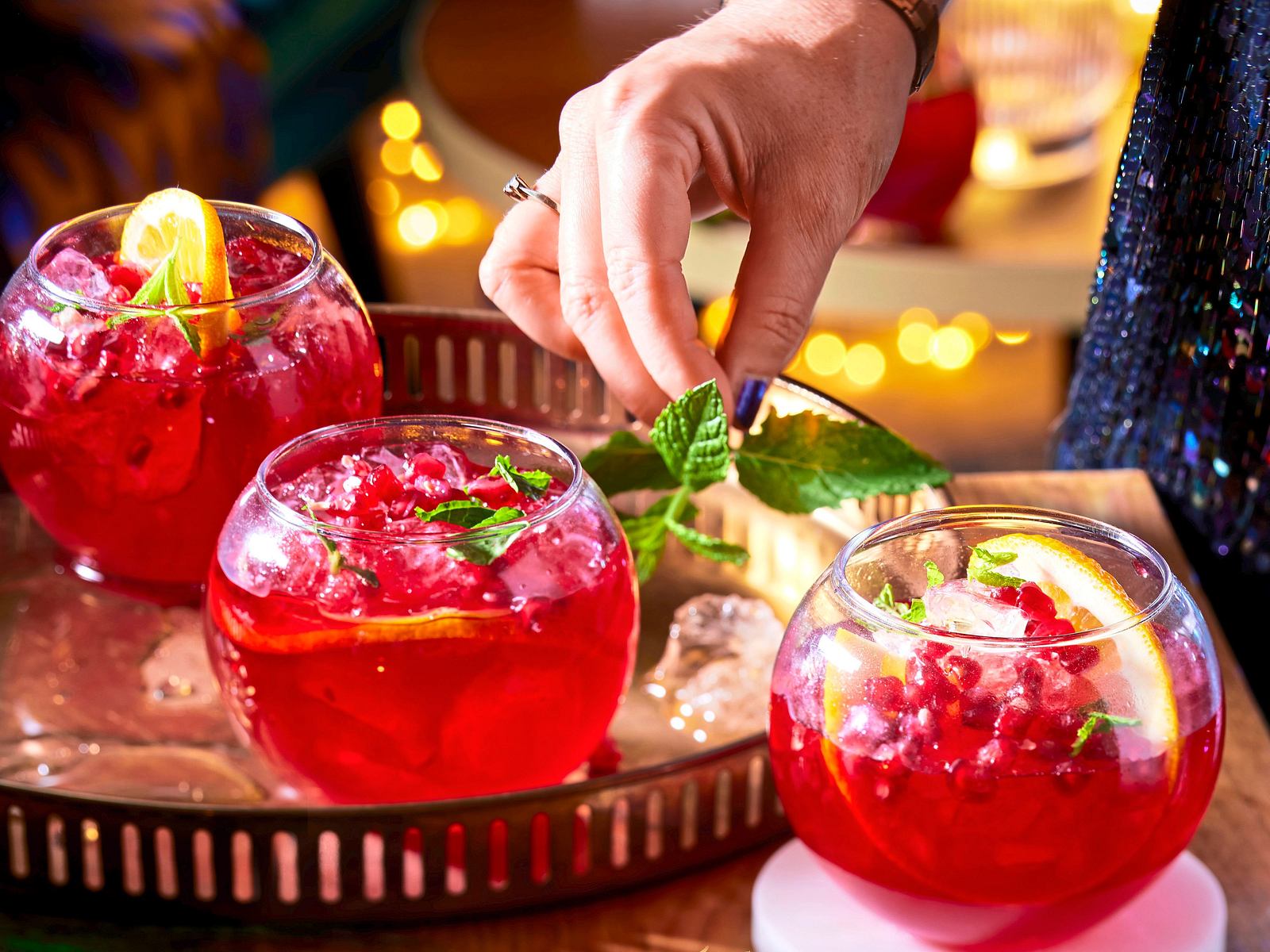 Für Gäste: Weihnachtscocktail in hübscher Kugel-Optik Rezept | LECKER